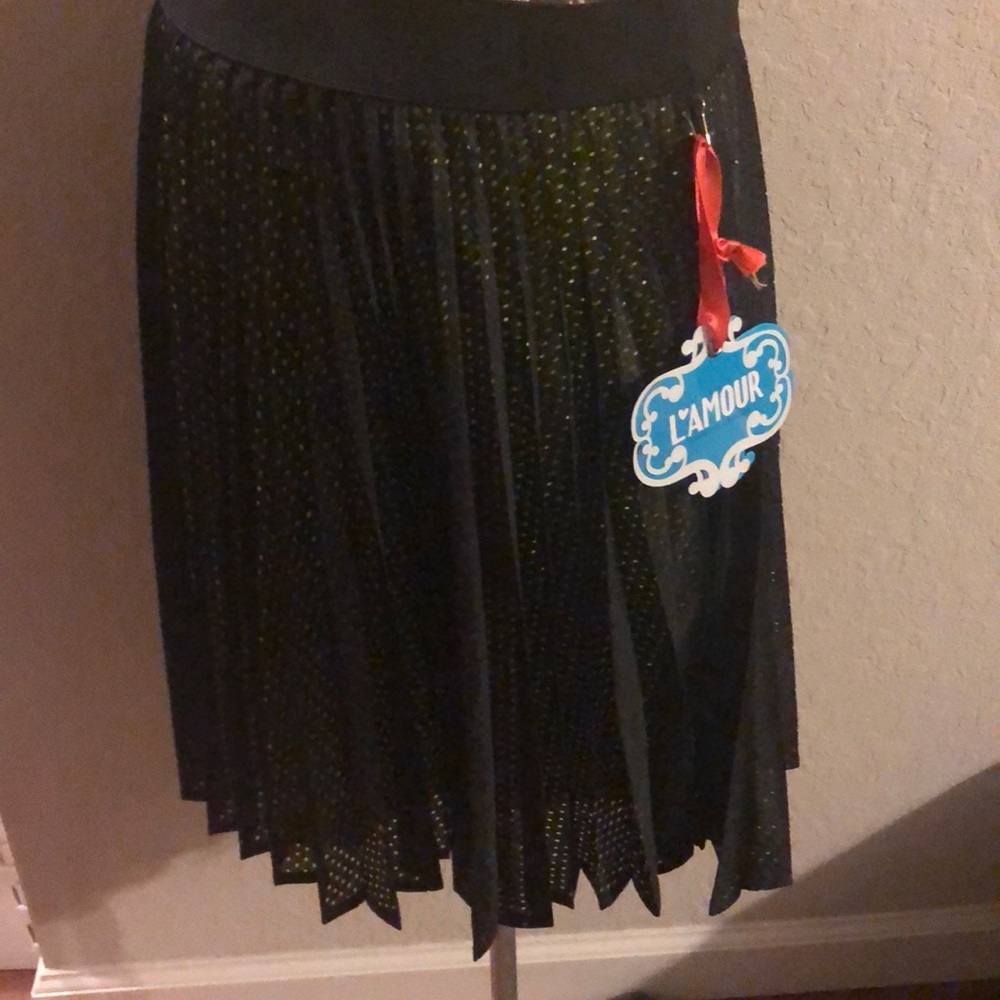 🌻NWT Nanette Lepore black shirt w/yellow liner🌻